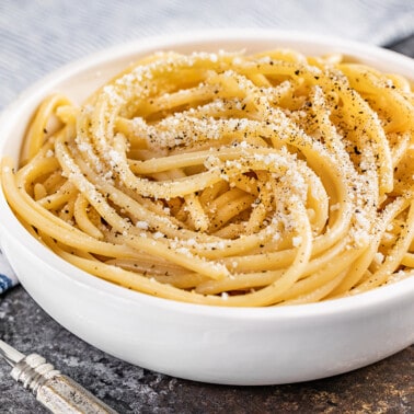 Cacio e pepe in a white bowl.