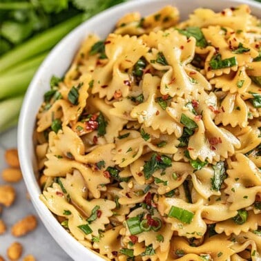 Spicy thai pasta salad with peanuts